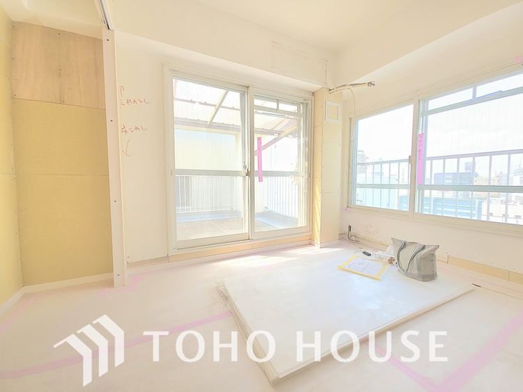 内装 現在リフォーム中。新しく生まれ変わる室内は、快適な暮らしを彩る空間へ。白を基調とした明るい内装、最新の設備が、あなたの新生活を豊かにします。完成を楽しみにお待ちください。