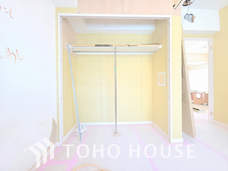 内装 現在リフォーム中。新しく生まれ変わる室内は、快適な暮らしを彩る空間へ。白を基調とした明るい内装、最新の設備が、あなたの新生活を豊かにします。完成を楽しみにお待ちください。