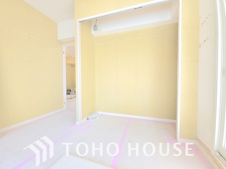 内装 現在リフォーム中。新しく生まれ変わる室内は、快適な暮らしを彩る空間へ。白を基調とした明るい内装、最新の設備が、あなたの新生活を豊かにします。完成を楽しみにお待ちください。