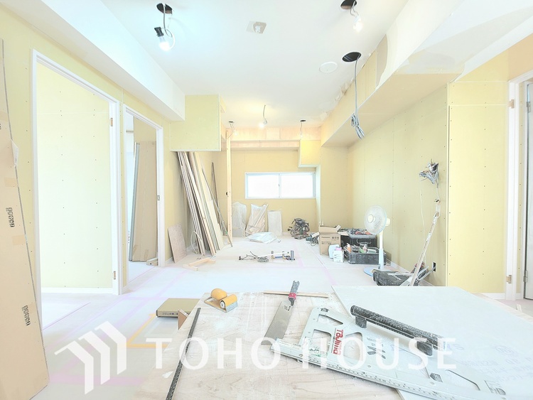 内装 現在リフォーム中。新しく生まれ変わる室内は、快適な暮らしを彩る空間へ。白を基調とした明るい内装、最新の設備が、あなたの新生活を豊かにします。完成を楽しみにお待ちください。