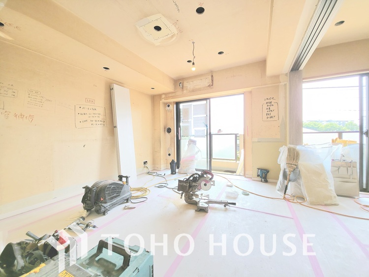 内装 現在リフォーム中。新しく生まれ変わる室内は、快適な暮らしを彩る空間へ。白を基調とした明るい内装、最新の設備が、あなたの新生活を豊かにします。完成を楽しみにお待ちください。