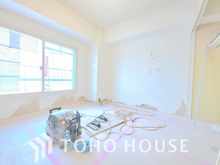 内装 現在リフォーム中。新しく生まれ変わる室内は、快適な暮らしを彩る空間へ。白を基調とした明るい内装、最新の設備が、あなたの新生活を豊かにします。完成を楽しみにお待ちください。