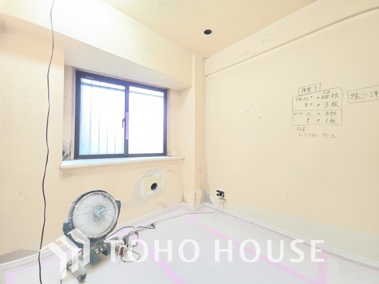 内装 現在リフォーム中。新しく生まれ変わる室内は、快適な暮らしを彩る空間へ。白を基調とした明るい内装、最新の設備が、あなたの新生活を豊かにします。完成を楽しみにお待ちください。