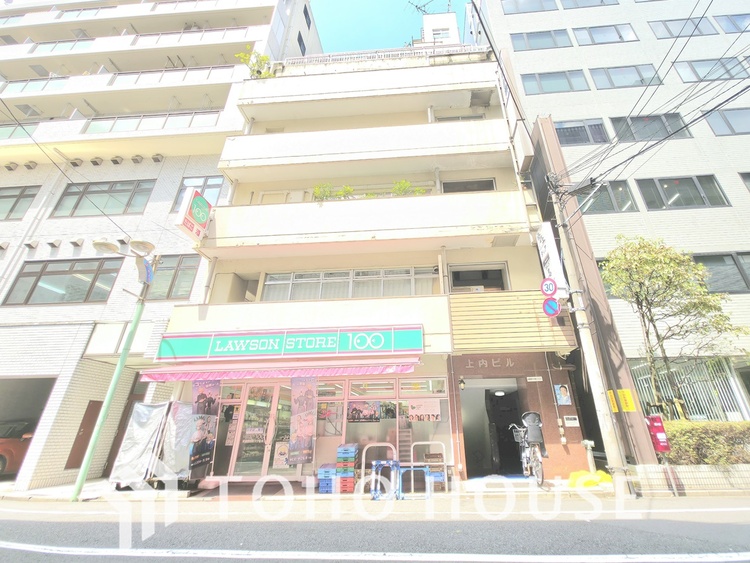 外観 1階に「ローソンストア100」が入っており、日々の買い物にとても便利な上内ビルの外観です。三鷹駅から徒歩3分という好立地も魅力です。