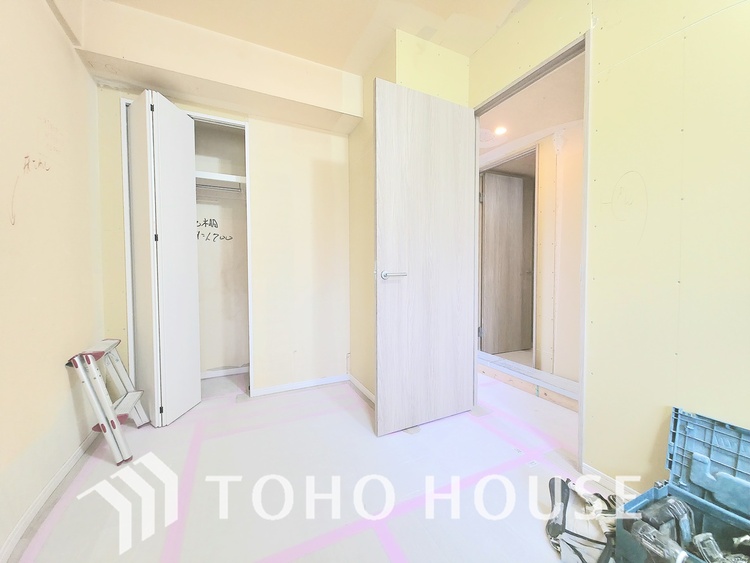 内装 現在リフォーム中。新しく生まれ変わる室内は、快適な暮らしを彩る空間へ。白を基調とした明るい内装、最新の設備が、あなたの新生活を豊かにします。完成を楽しみにお待ちください。