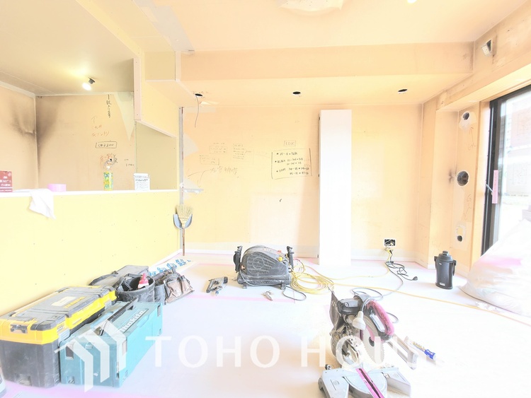 内装 現在リフォーム中。新しく生まれ変わる室内は、快適な暮らしを彩る空間へ。白を基調とした明るい内装、最新の設備が、あなたの新生活を豊かにします。完成を楽しみにお待ちください。