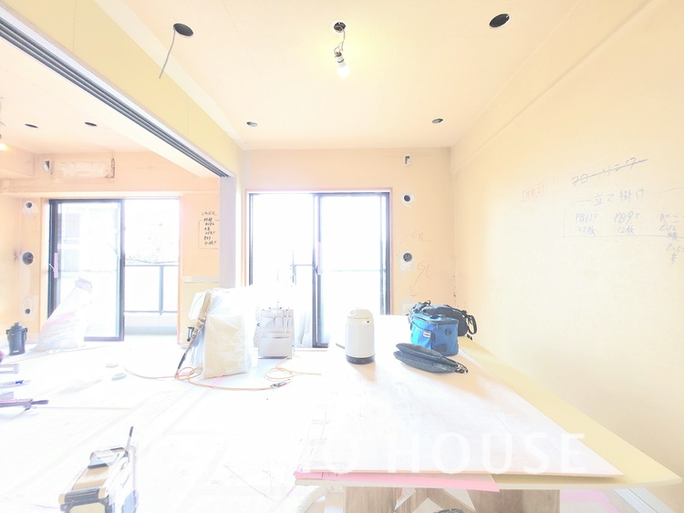 内装 現在リフォーム中。新しく生まれ変わる室内は、快適な暮らしを彩る空間へ。白を基調とした明るい内装、最新の設備が、あなたの新生活を豊かにします。完成を楽しみにお待ちください。