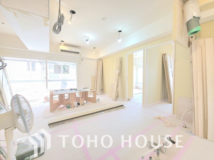 キッチン 現在リフォーム中。新しく生まれ変わる室内は、快適な暮らしを彩る空間へ。白を基調とした明るい内装、最新の設備が、あなたの新生活を豊かにします。完成を楽しみにお待ちください。