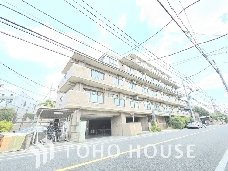 外観 落ち着いたブラウンのタイル張りが、重厚感を醸し出す外観です。1階部分は駐車場になっており、利便性が高いです。吉祥寺の閑静な住宅街に佇み、穏やかな暮らしが叶います。