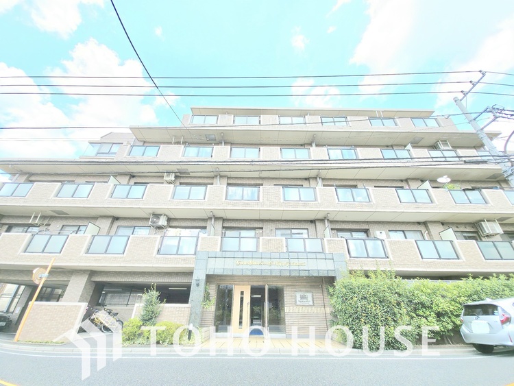 外観 現在リフォーム中。新しく生まれ変わる室内は、快適な暮らしを彩る空間へ。白を基調とした明るい内装、最新の設備が、あなたの新生活を豊かにします。完成を楽しみにお待ちください。