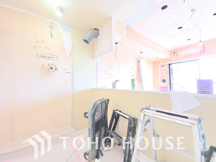 キッチン 現在リフォーム中。新しく生まれ変わる室内は、快適な暮らしを彩る空間へ。白を基調とした明るい内装、最新の設備が、あなたの新生活を豊かにします。完成を楽しみにお待ちください。