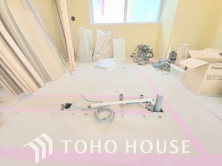 キッチン 現在リフォーム中。新しく生まれ変わる室内は、快適な暮らしを彩る空間へ。白を基調とした明るい内装、最新の設備が、あなたの新生活を豊かにします。完成を楽しみにお待ちください。