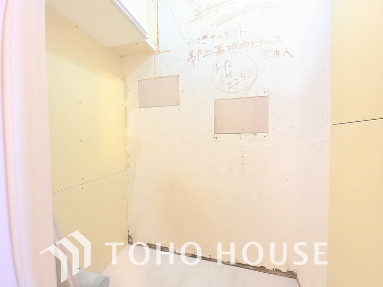 トイレ 現在リフォーム中。新しく生まれ変わる室内は、快適な暮らしを彩る空間へ。白を基調とした明るい内装、最新の設備が、あなたの新生活を豊かにします。完成を楽しみにお待ちください。