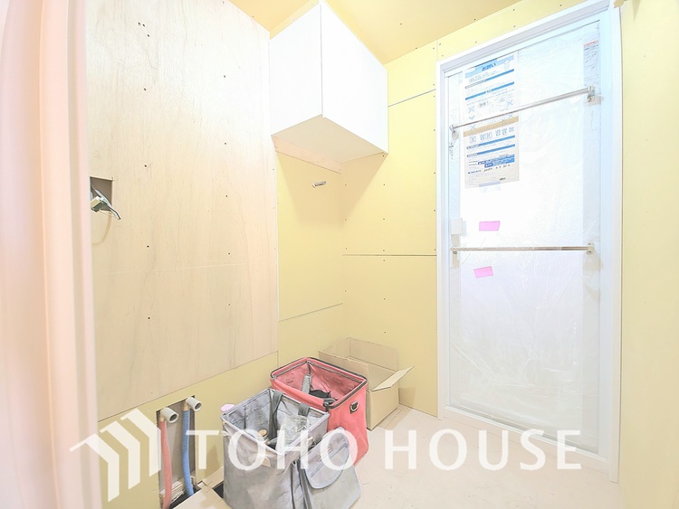 洗面 現在リフォーム中。新しく生まれ変わる室内は、快適な暮らしを彩る空間へ。白を基調とした明るい内装、最新の設備が、あなたの新生活を豊かにします。完成を楽しみにお待ちください。