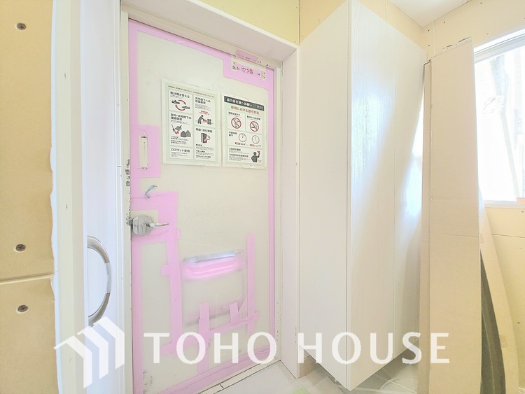 玄関 現在リフォーム中。新しく生まれ変わる室内は、快適な暮らしを彩る空間へ。白を基調とした明るい内装、最新の設備が、あなたの新生活を豊かにします。完成を楽しみにお待ちください。