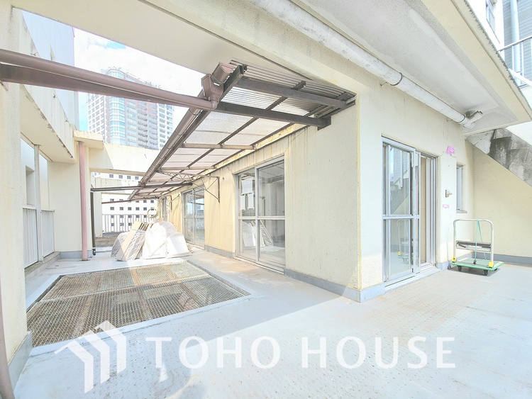 バルコニー 現在リフォーム中。新しく生まれ変わる室内は、快適な暮らしを彩る空間へ。白を基調とした明るい内装、最新の設備が、あなたの新生活を豊かにします。完成を楽しみにお待ちください。