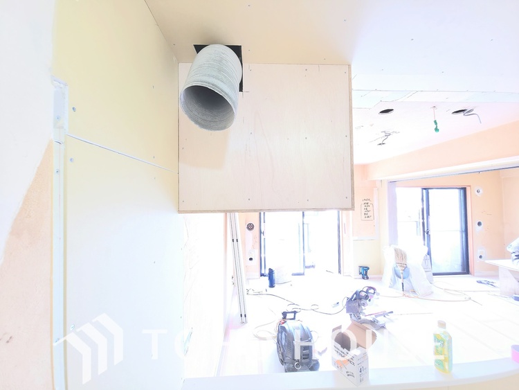 キッチン 現在リフォーム中。新しく生まれ変わる室内は、快適な暮らしを彩る空間へ。白を基調とした明るい内装、最新の設備が、あなたの新生活を豊かにします。完成を楽しみにお待ちください。