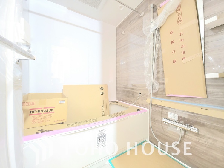 風呂 現在リフォーム中。新しく生まれ変わる室内は、快適な暮らしを彩る空間へ。白を基調とした明るい内装、最新の設備が、あなたの新生活を豊かにします。完成を楽しみにお待ちください。