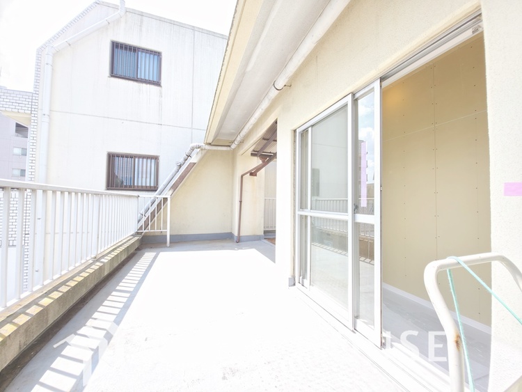 バルコニー 現在リフォーム中。新しく生まれ変わる室内は、快適な暮らしを彩る空間へ。白を基調とした明るい内装、最新の設備が、あなたの新生活を豊かにします。完成を楽しみにお待ちください。