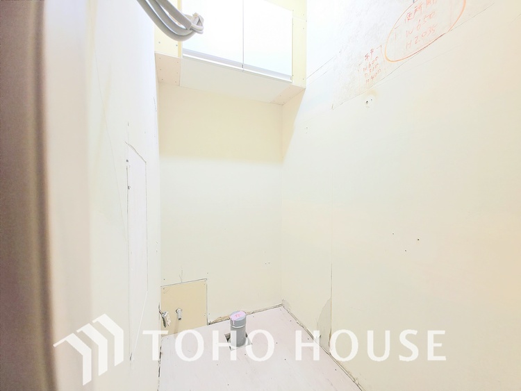 トイレ 現在リフォーム中。新しく生まれ変わる室内は、快適な暮らしを彩る空間へ。白を基調とした明るい内装、最新の設備が、あなたの新生活を豊かにします。完成を楽しみにお待ちください。