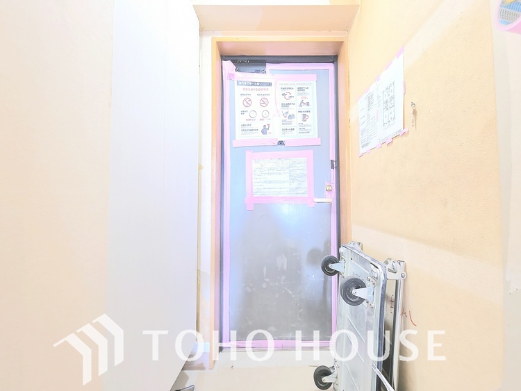 玄関 現在リフォーム中。新しく生まれ変わる室内は、快適な暮らしを彩る空間へ。白を基調とした明るい内装、最新の設備が、あなたの新生活を豊かにします。完成を楽しみにお待ちください。