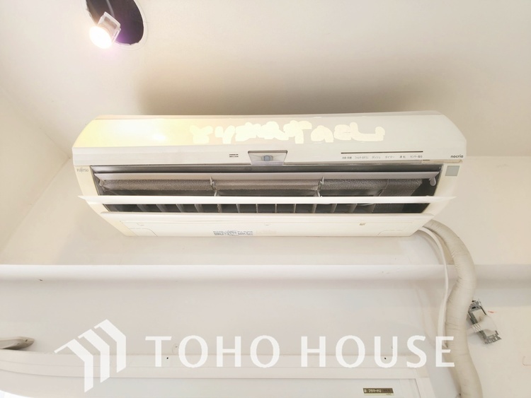 その他 リビングと居室にエアコンが設置されており、一年を通して快適な室温を保てます。入居後の初期費用を抑えたい方にも嬉しい設備です。