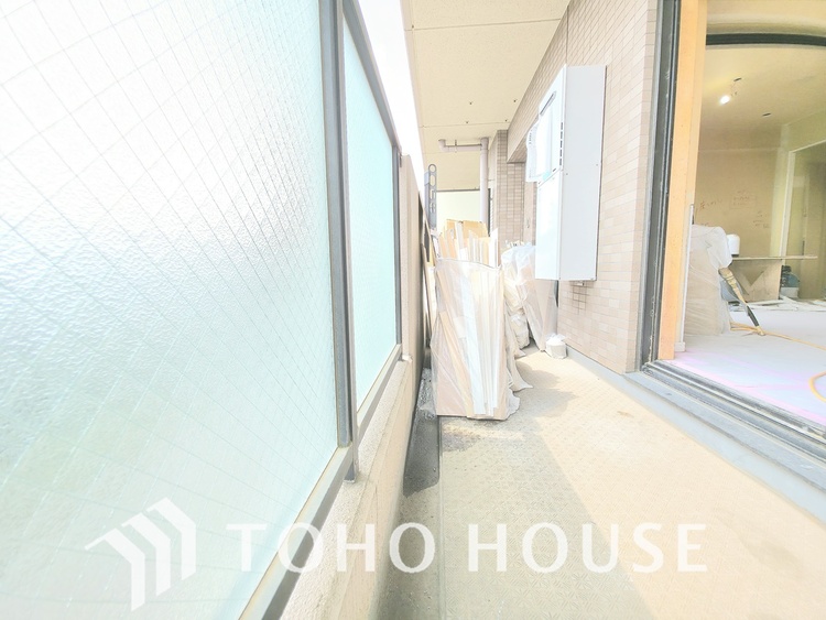 バルコニー 現在リフォーム中。新しく生まれ変わる室内は、快適な暮らしを彩る空間へ。白を基調とした明るい内装、最新の設備が、あなたの新生活を豊かにします。完成を楽しみにお待ちください。