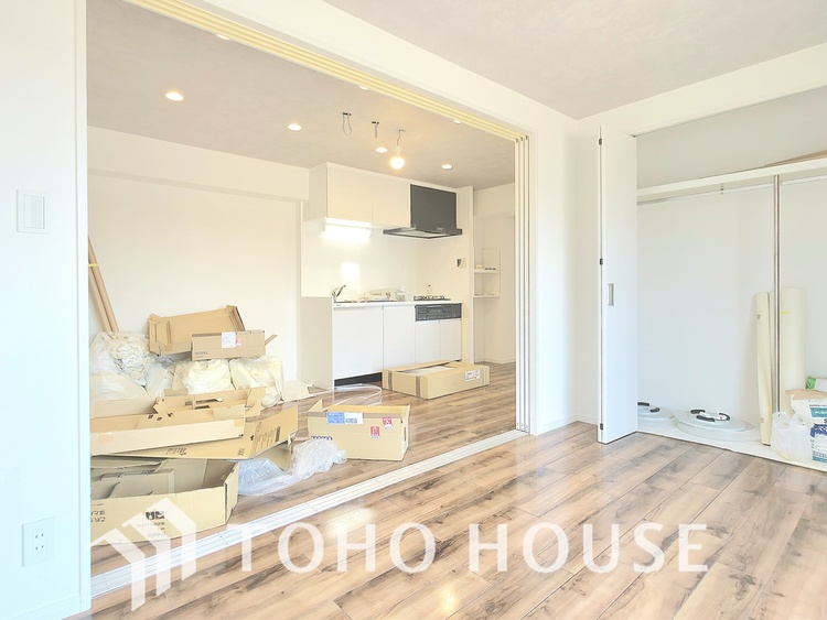 内装 現在リフォーム中。新しく生まれ変わる室内は、快適な暮らしを彩る空間へ。白を基調とした明るい内装、最新の設備が、あなたの新生活を豊かにします。完成を楽しみにお待ちください。