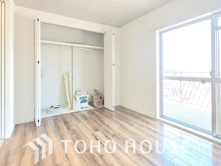 内装 現在リフォーム中。新しく生まれ変わる室内は、快適な暮らしを彩る空間へ。白を基調とした明るい内装、最新の設備が、あなたの新生活を豊かにします。完成を楽しみにお待ちください。