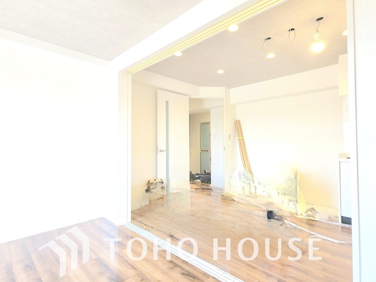 内装 現在リフォーム中。新しく生まれ変わる室内は、快適な暮らしを彩る空間へ。白を基調とした明るい内装、最新の設備が、あなたの新生活を豊かにします。完成を楽しみにお待ちください。