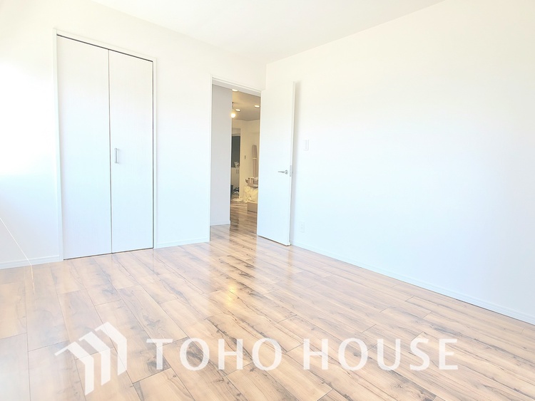 内装 現在リフォーム中。新しく生まれ変わる室内は、快適な暮らしを彩る空間へ。白を基調とした明るい内装、最新の設備が、あなたの新生活を豊かにします。完成を楽しみにお待ちください。