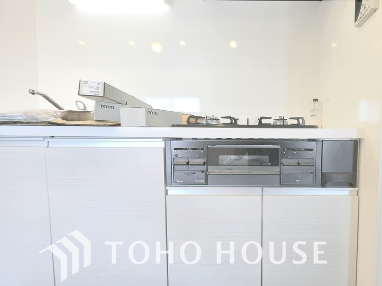 キッチン 現在リフォーム中。新しく生まれ変わる室内は、快適な暮らしを彩る空間へ。白を基調とした明るい内装、最新の設備が、あなたの新生活を豊かにします。完成を楽しみにお待ちください。