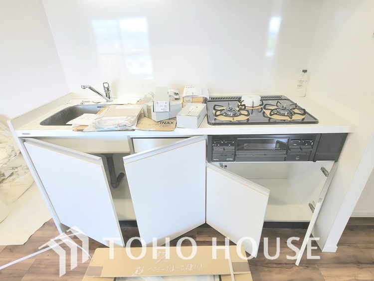 キッチン 現在リフォーム中。新しく生まれ変わる室内は、快適な暮らしを彩る空間へ。白を基調とした明るい内装、最新の設備が、あなたの新生活を豊かにします。完成を楽しみにお待ちください。