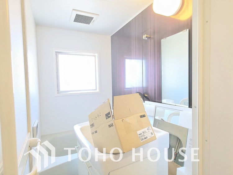 風呂 現在リフォーム中。新しく生まれ変わる室内は、快適な暮らしを彩る空間へ。白を基調とした明るい内装、最新の設備が、あなたの新生活を豊かにします。完成を楽しみにお待ちください。