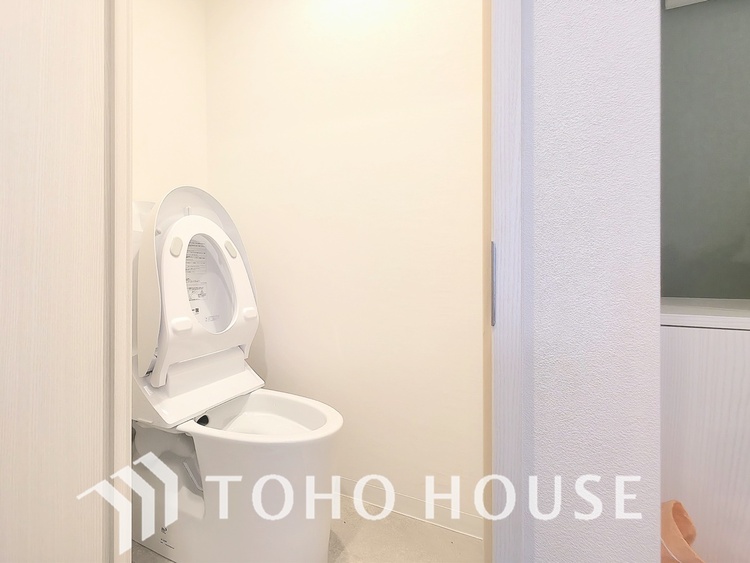 トイレ 現在リフォーム中。新しく生まれ変わる室内は、快適な暮らしを彩る空間へ。白を基調とした明るい内装、最新の設備が、あなたの新生活を豊かにします。完成を楽しみにお待ちください。