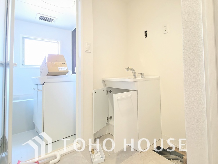 洗面 現在リフォーム中。新しく生まれ変わる室内は、快適な暮らしを彩る空間へ。白を基調とした明るい内装、最新の設備が、あなたの新生活を豊かにします。完成を楽しみにお待ちください。