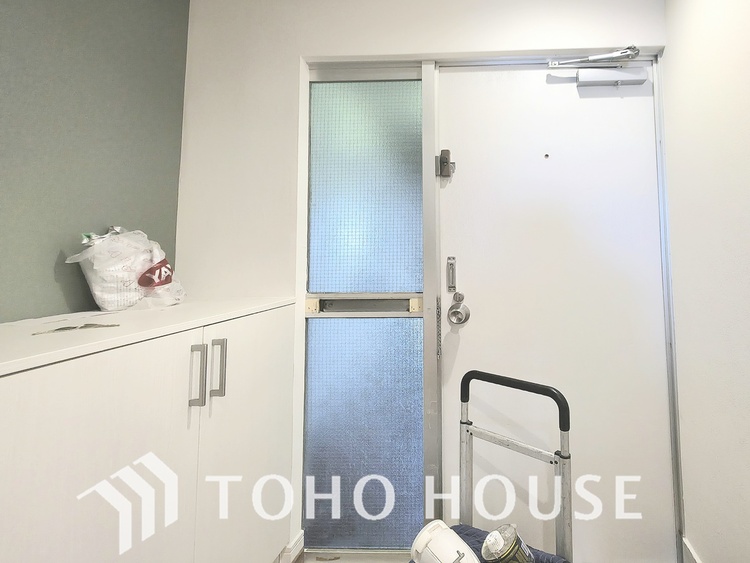 玄関 現在リフォーム中。新しく生まれ変わる室内は、快適な暮らしを彩る空間へ。白を基調とした明るい内装、最新の設備が、あなたの新生活を豊かにします。完成を楽しみにお待ちください。