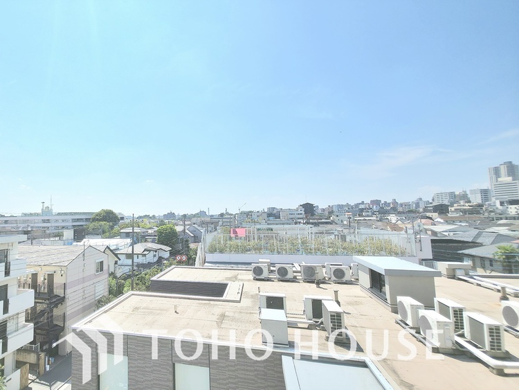 バルコニー 現在リフォーム中。新しく生まれ変わる室内は、快適な暮らしを彩る空間へ。白を基調とした明るい内装、最新の設備が、あなたの新生活を豊かにします。完成を楽しみにお待ちください。