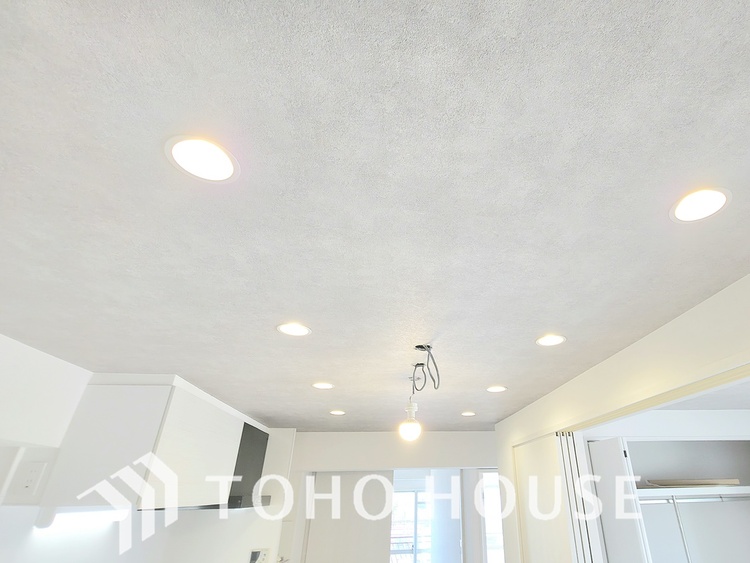 その他 おしゃれなダウンライトが、部屋全体をスタイリッシュに演出します。天井がすっきりと見え、開放感のある空間になります。リビングだけでなく、キッチンも明るく照らし、快適な時間を過ごせます。