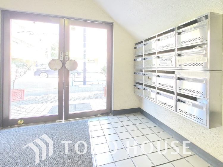 その他 ガラス扉のエントランスが明るく開放的な空間です。壁に整然と並んだ集合ポストが印象的で、郵便物の受け取りもスムーズに行えます。日々の出入りを心地よく感じられる雰囲気です。