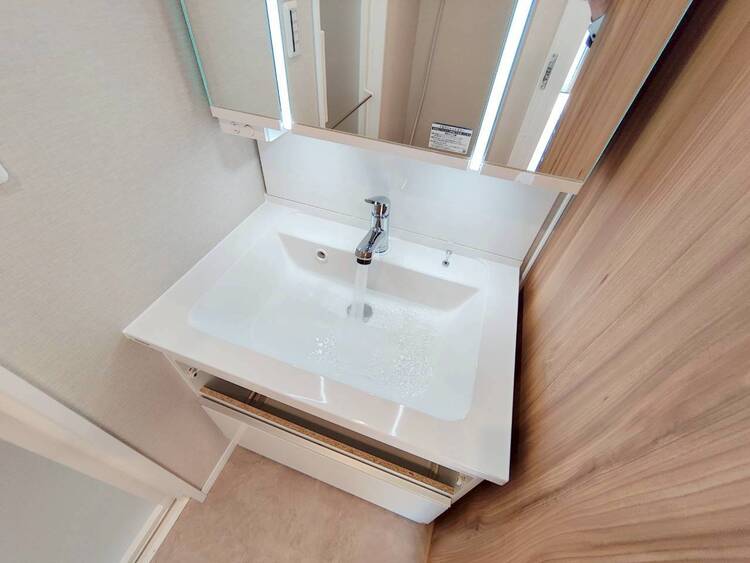 その他 清潔感を感じられる洗面化粧台。