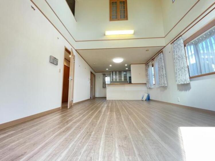 居間 リビング20帖に開放的な吹き抜けあり！