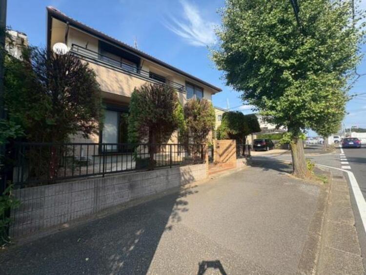 外観 新昭和施工。前面道路+歩道ありで陽当たり良好です。JR稲毛駅、京成勝田台駅行きのバス停まで歩いて1分！