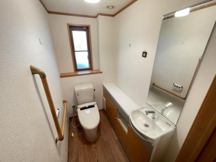 トイレ 手洗い洗面付トイレ。間口ゆったりしています。