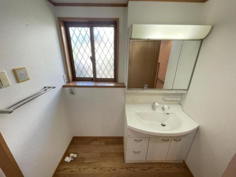 洗面 浴室換気乾燥暖房付き！ゆったりとした窓付きの洗面所です。