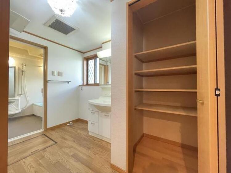 収納 洗面台の横には収納スペースあり。