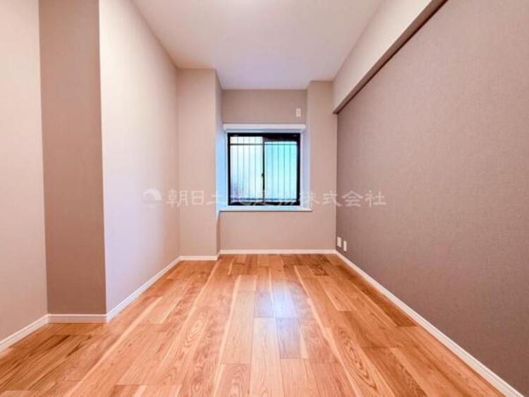 内装 穏やかな寛ぎあじわえるお部屋では有意義な時間がつくれます！大きな窓からと陽光が注がれる明るい空間！光もアクセントの一つとして。一人時間も充実したものにできるプライベートルームは日々を豊かにします！！ 