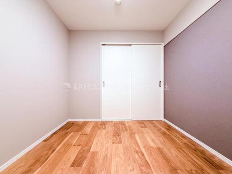 内装 居室はひとり時間を過ごせる安らげるお部屋として活用できます！収納スペースあり！荷物が多くても十分！ベッドや勉強机、テレビなどを置きたい場合におすすめ！！過ごす時間が長くてもゆったり過ごせそうですね！ 