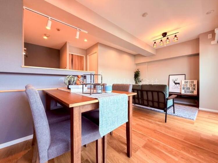 居間 お天気が晴れの日は照明をつけなくても充分明るいリビングです！どこか落ち着きのある広々とした内装です！皆で過ごす空間が、目に浮かんでくる様な優しいリビングダイニングです！くつろいだり楽しい時間を是非！ 