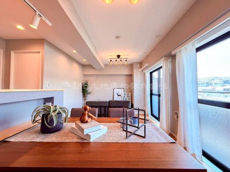 居間 リビングにあふれる採光と心地よい風のつどう調和された空間！！生活を彩る充実した日々が過ごせそうです。家族の滞在期間が長くなることを予測して、設計士が思いと工夫をこらした自慢のリビングダイニング！！！ 